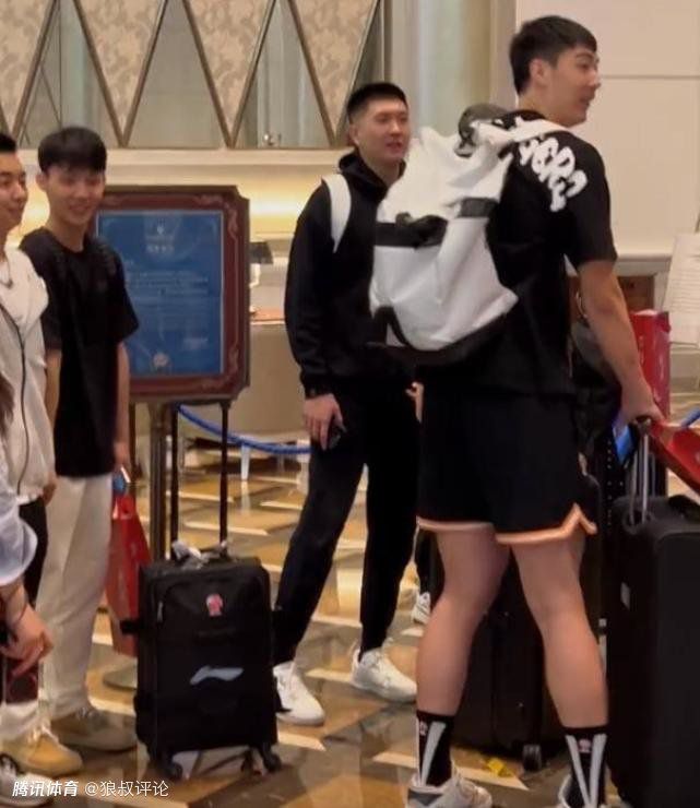 Reeve（郑伊健饰）是一个僵尸猎人，每次出动前都要喝下药水变得半人半僵尸才能阐扬功力。他的前同伴Lila（何超仪饰）因一次步履中丧生，由Gypsy（钟欣桐饰）来代替。她的到来令Reeve的mmHelen（蔡卓妍饰）很不满，两女更年夜打出手。                                  　　僵尸王子Kazaf（陈冠希饰）与家丁Prada（黄秋生饰）靠父亲僵尸王寄来的血浆糊口，他素性仁慈，历来不会危险无辜。Hel